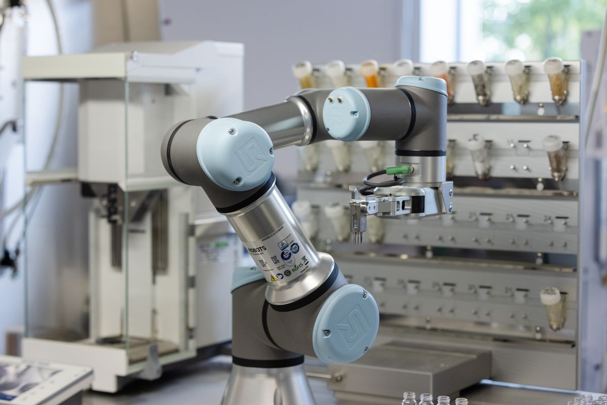 A robotic arm in a laboratory.